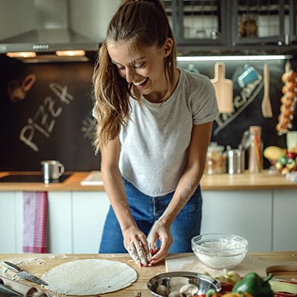 Una ragazza che prepara la pizza