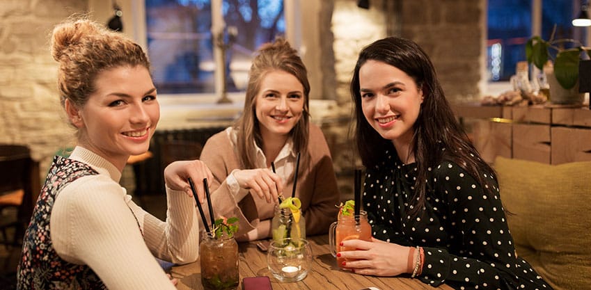 Ragazze che fanno un aperitivo 