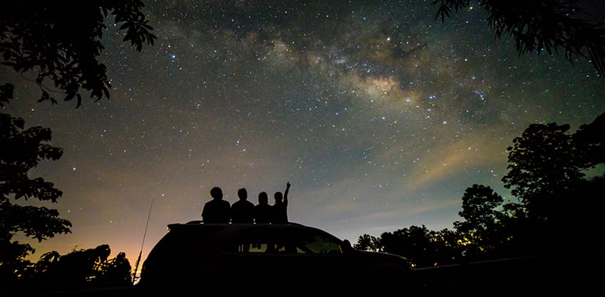 Ragazzi osservano cielo stellato