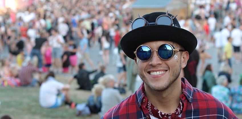 Ragazzo alla moda al Festival di Coachella