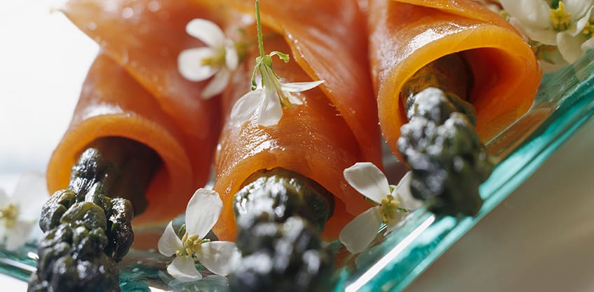 Ricetta per antipasti veloci: finger food di asparagi e salmone