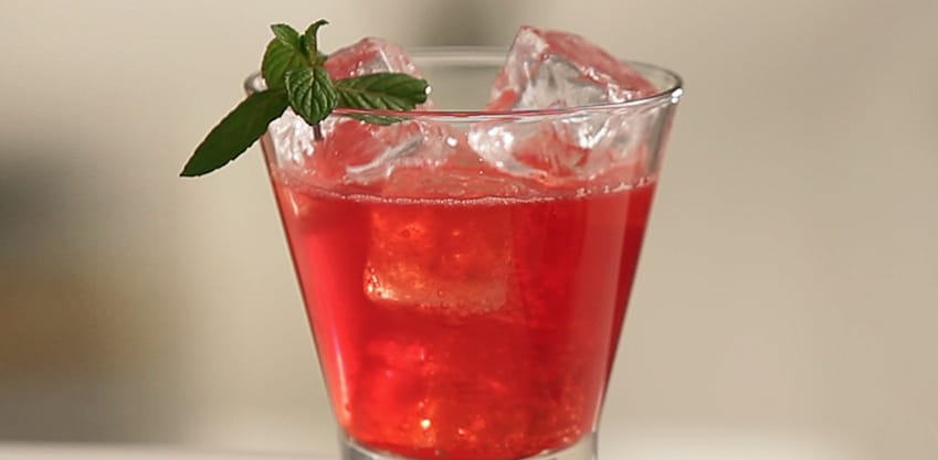 Rosso Fresh drink vivace con Tonica Sanpellegrino e Sanbittèr Rosso