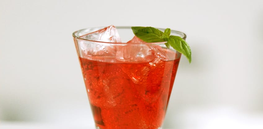 Cocktail con basilico, tonica e Sanbittèr Rosso