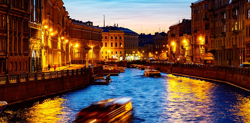 Canale di San Pietroburgo con battelli di notte 