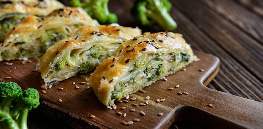 Strudel di broccoli e formaggio, ricetta per l’aperitivo