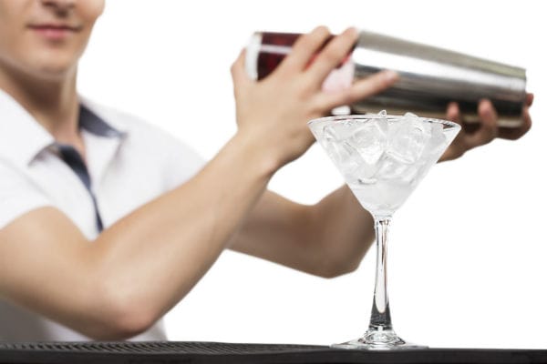 Lo shaker è lo strumento da barman più famoso, solitamente in acciaio, si compone di bicchiere, filtro e tappo
