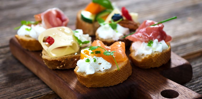 Stuzzichini per l’aperitivo: bruschette fantasia con Sanbittèr Emozioni Pompelmo