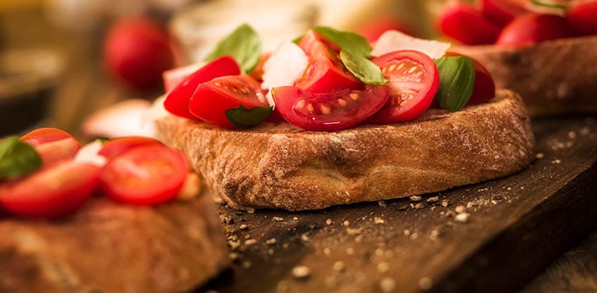 Stuzzichini per l'aperitivo: bruschette tricolore e Sanbittèr Rosso