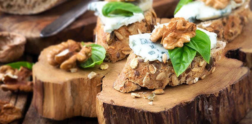 Crostini di gorgonzola e noci