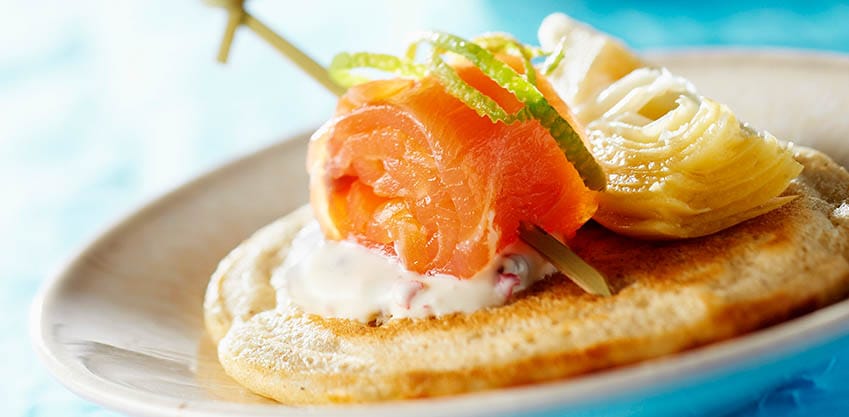 Stuzzichini per l’aperitivo: crostini salmone e formaggio con Sanbittèr Dry