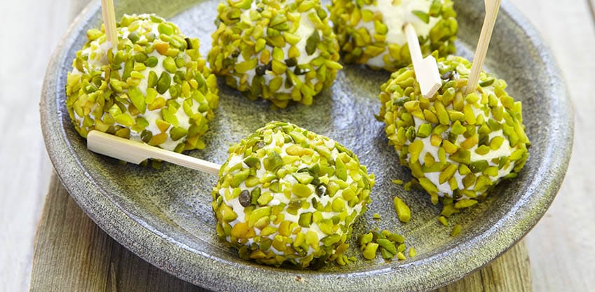 Stuzzichini per aperitivo: finger food di formaggio e pistacchi con Sanbittèr Emozioni Pompelmo