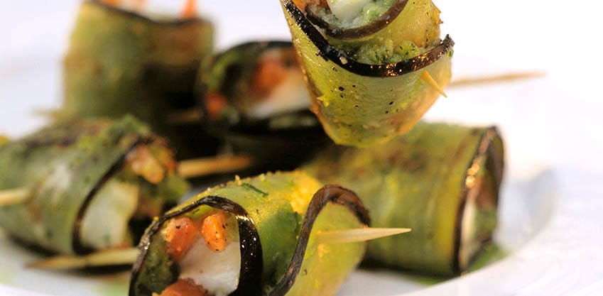 Stuzzichini per l’aperitivo: spiedini di melanzane con Sanbittèr Dry