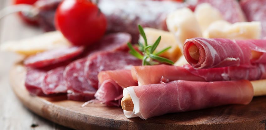 Stuzzichini per l'aperitivo: tagliere salumi e formaggi con Sanbittèr Rosso