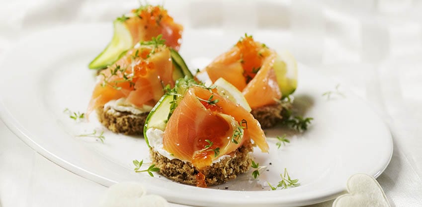 Crostini di salmone: stuzzichini estivi ideali per il Ferragosto