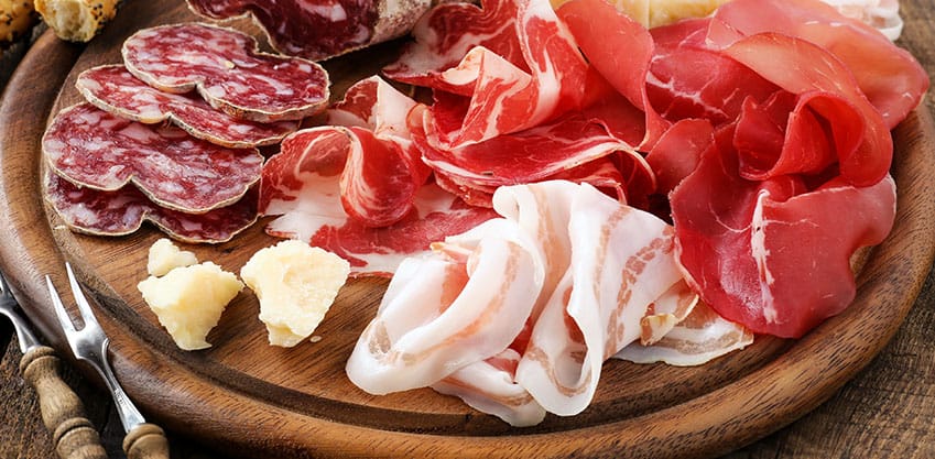 Tagliere di salumi e formaggi da abbinare a Sanbittèr Emozioni Passion Fruit