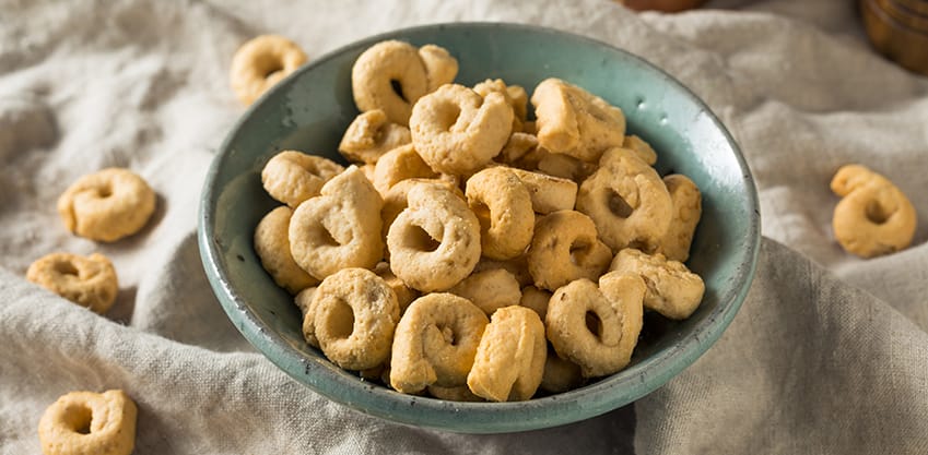Prova i taralli fatti in casa! una ciotola di taralli classici