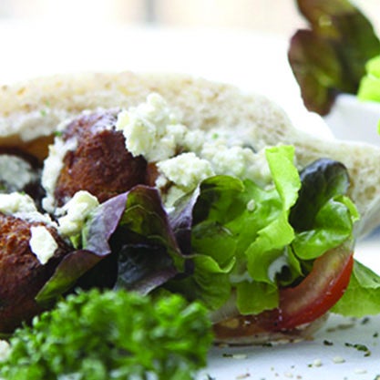 Aperitivo Arabo, analcolico, accompagnato da falafel, verdure fresche e hummus