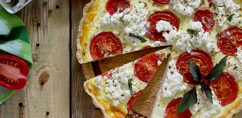 Torta salata con ricotta e pomodorini da abbinare a Sanbittèr Emozioni Passion Fruit