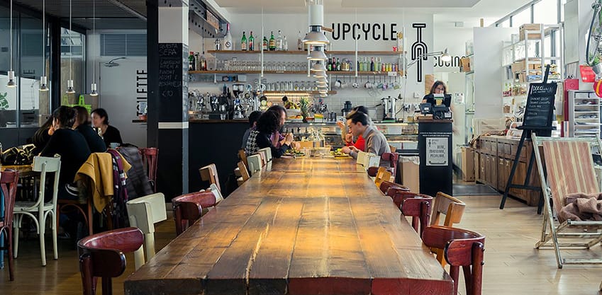 Upcycle Café Milano, tavolo all'interno