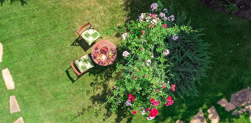 vista dall’alto di un tavolino in giardino pronto per un aperitivo