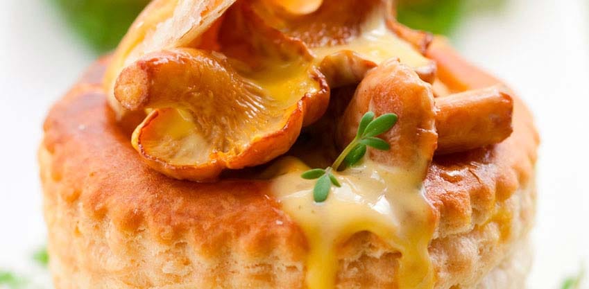 Vol-au-vent con fonduta e funghi per l'aperitivo di Natale