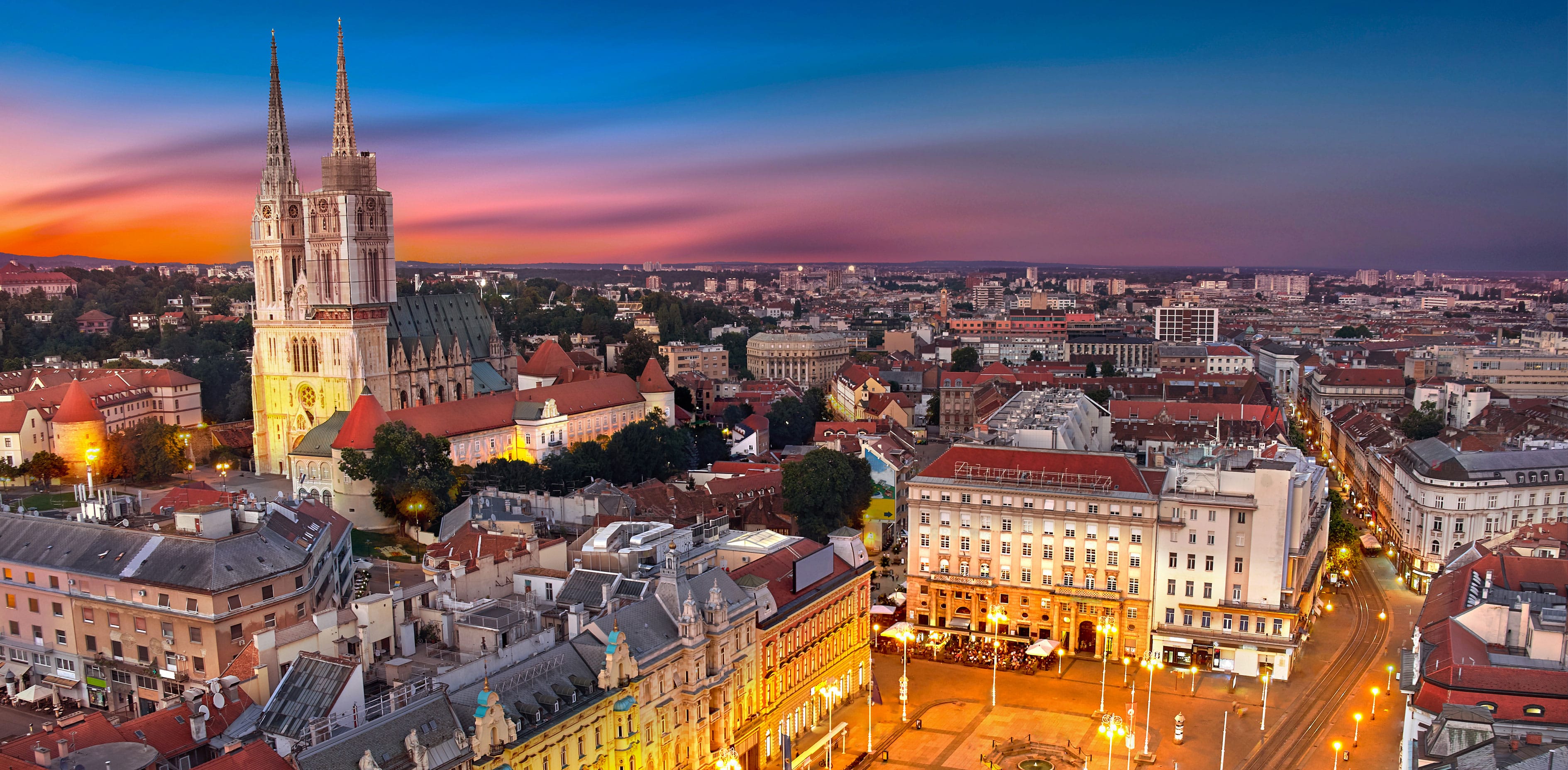 Zagabria al tramonto. Veduta aerea dall'alto di Ban Jelacic Square