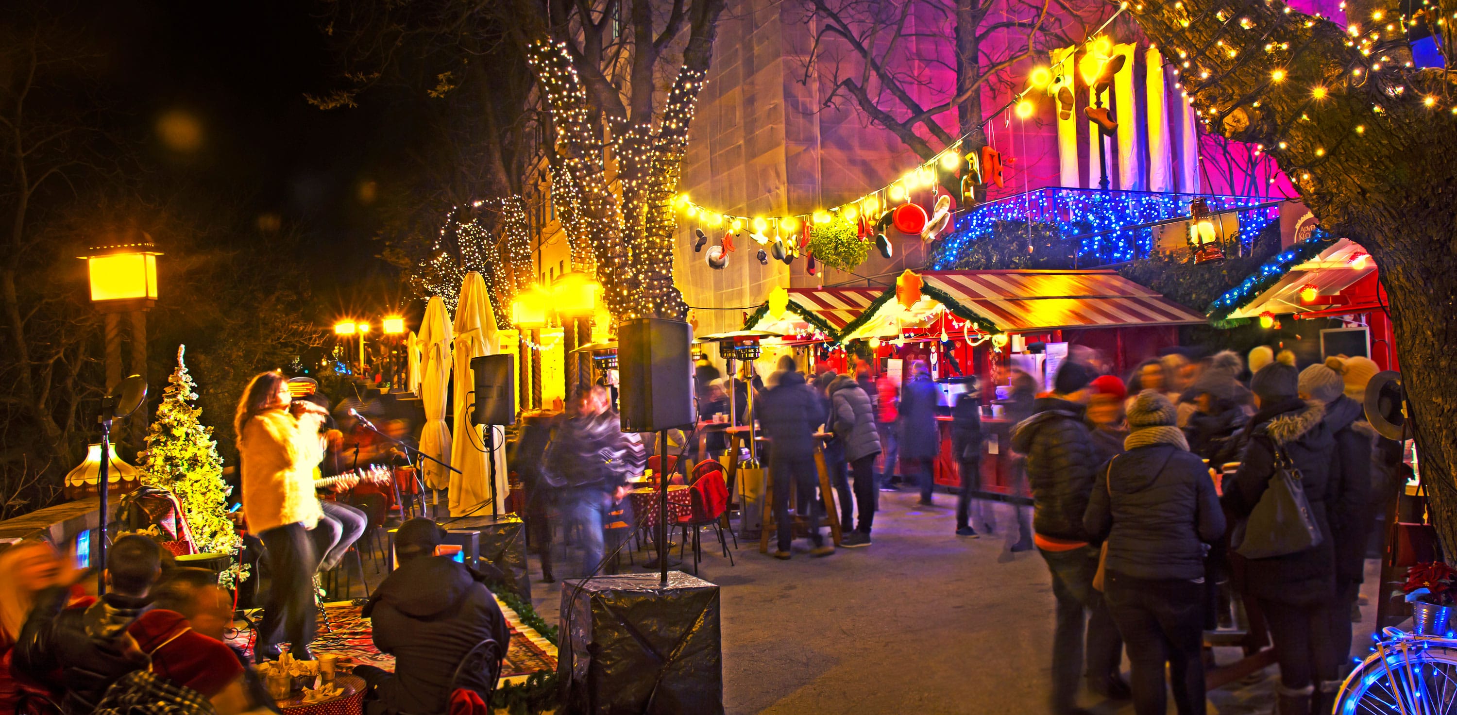 Mercatino di Natale di notte a Zagabria, in Croazia.