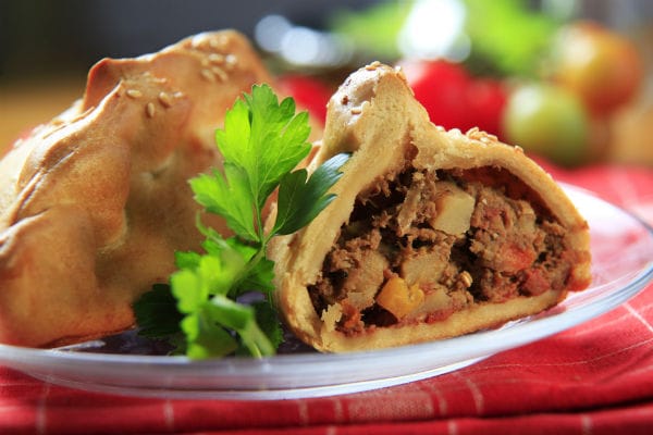 Strudel con carne macinata, fagioli piattoni e cipolla saltata con lo zenzero